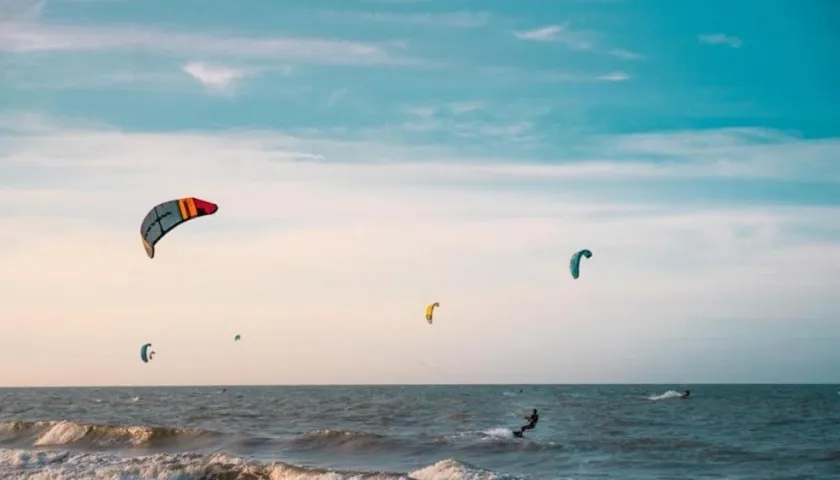 La práctica del kitesurf es posible en el Atlántico.