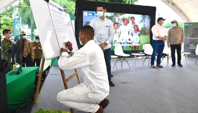 Acto de firma de los convenios.