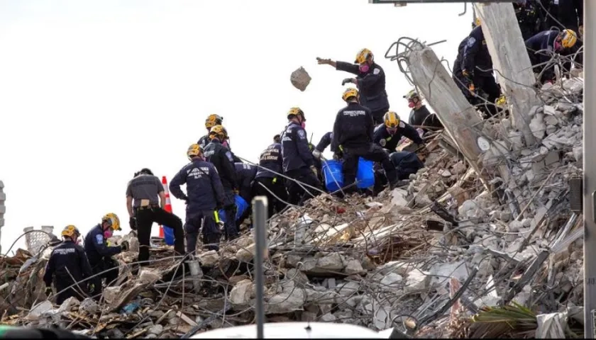Brigadas de rescate trabajan en las ruinas del edificio.