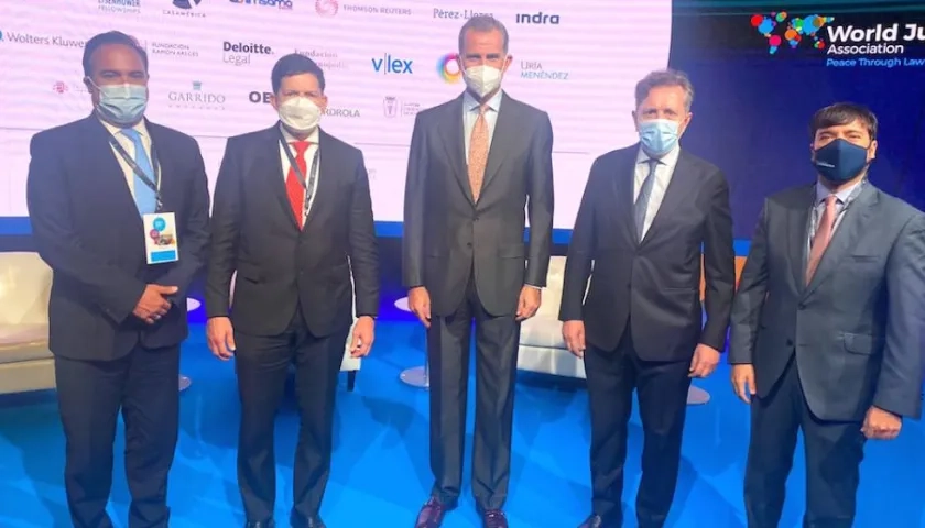 El Alcalde Jaime Pumarejo con el comité organizador.