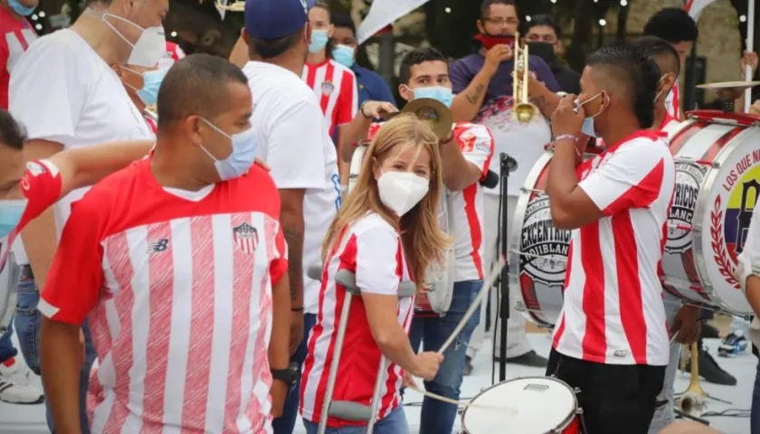 La gobernadora con barristas de Junior