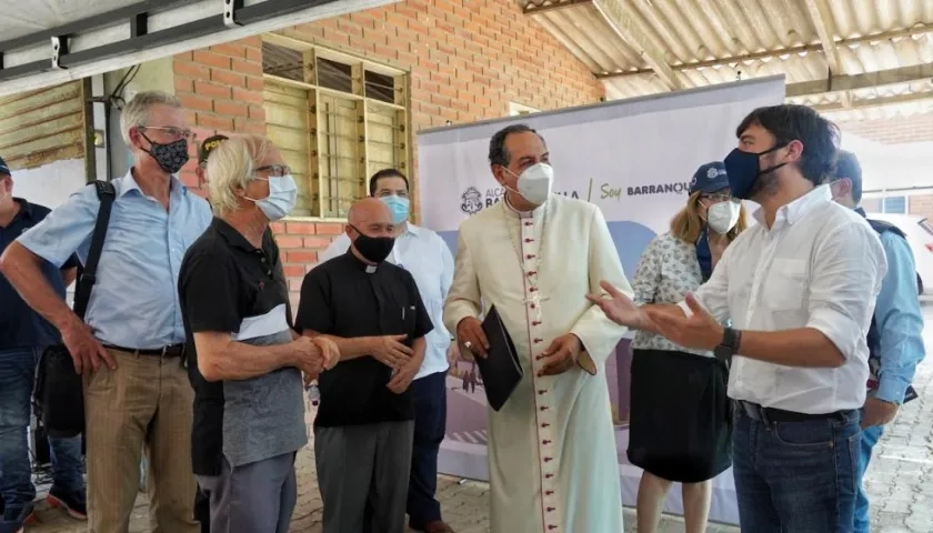 El padre Cirilo, Cyrillus Swinne, con el alcalde e invitados como embajador de Holanda, Ernst Noorman y el Arzobispo Pablo Salas. 