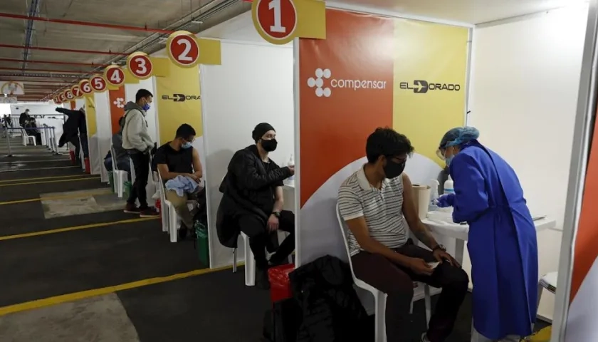 Personal médico vacuna hoy contra el Covid-19 a trabajadores de empresas privadas, en el Aeropuerto Internacional El Dorado de Bogotá (Colombia). 