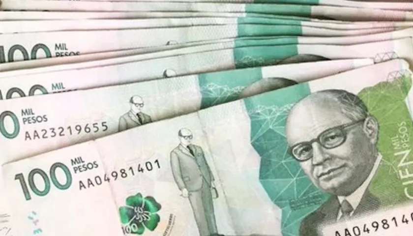 Un fajo de billetes de 100 mil pesos.