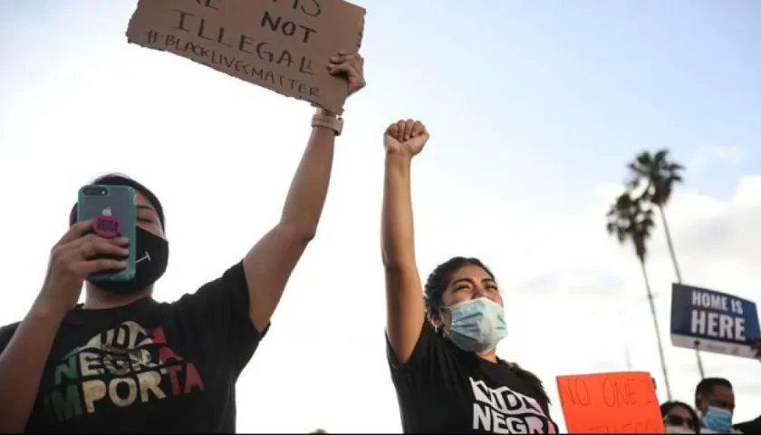 Manifestantes protestan por el fallo del juez de Texas por el caso DACA.