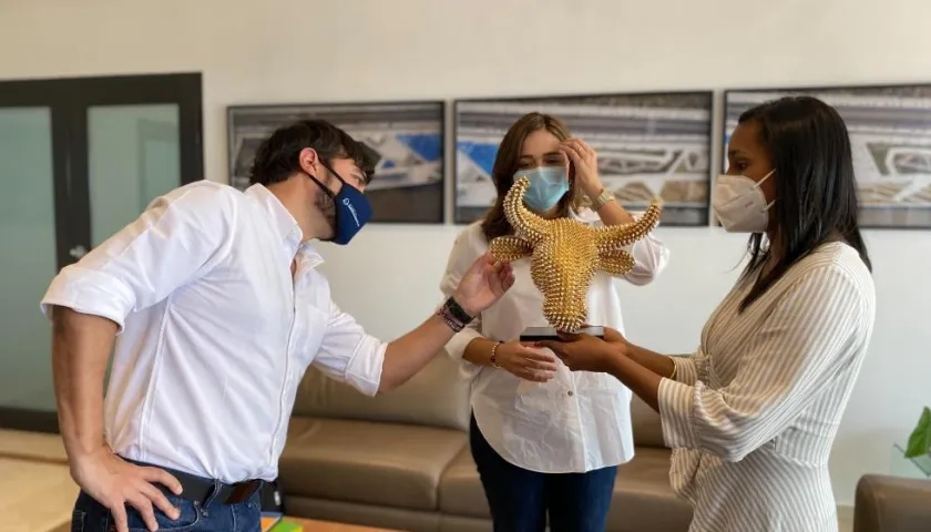 El alcalde Jaime Pumarejo, la secretaria de Cultura María Teresa Fernández, y la ministra de Cultura Angélica Mayolo.