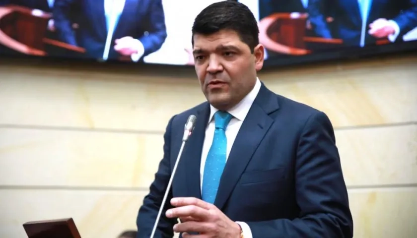 El nuevo presidente del Senado, Juan Diego Gómez, dirigiéndose al recinto tras su elección.