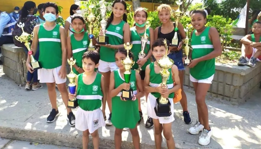 Talentosos galaperos mostrando sus trofeos.