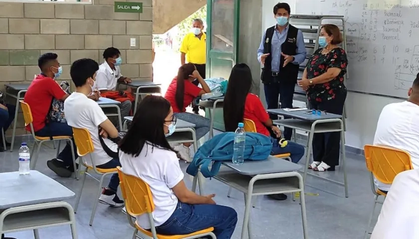 El Personero Miguel Ángel Alzate dialogando con docentes y estudiantes.