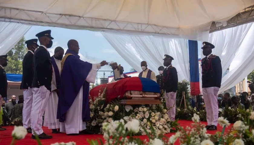  Sacerdotes ofician un acto religioso durante el funeral del presidente haitiano Jovenel Moise durante su funeral hoy, en Cap-Haitien (Haití).