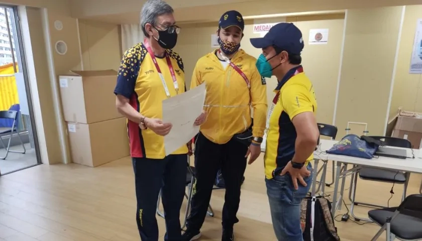 Bernardo Tovar Jr. a su llegada a la Villa Olímpica. 