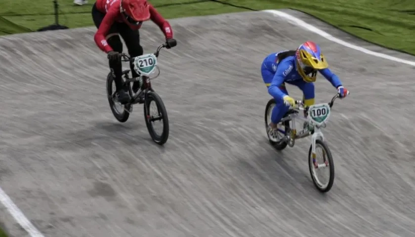 Mariana Pajón al comando de la carrera.