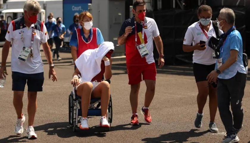 Paula Badosa es retira en silla de ruedas. 