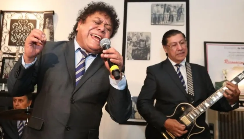 El vocalista Jhonny Antonio de Los Ángeles Negros, izquierda, con el fallecido Mario Gutiérrez, el guitarrista y fundador del grupo.