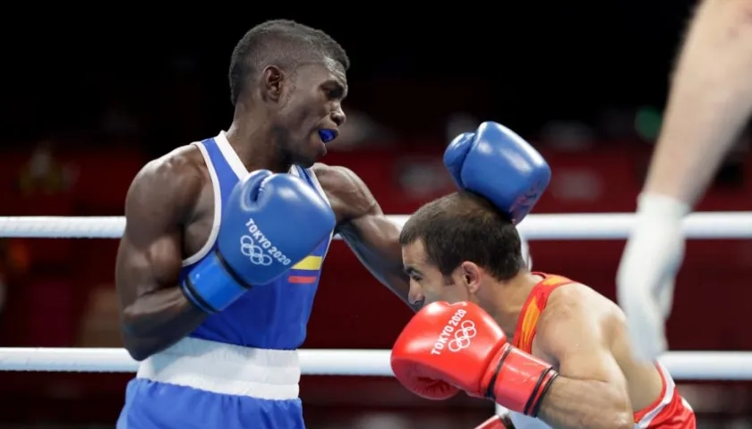 Yuberjen Martínez, boxeador colombiano, domina al indio Amit. 