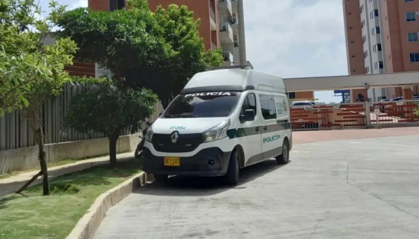 La Policía llegó al lugar donde el vigilante se propinó el disparo. 