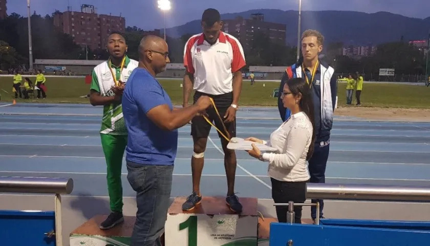 Anthony Zambrano premiado en una competencia nacional.