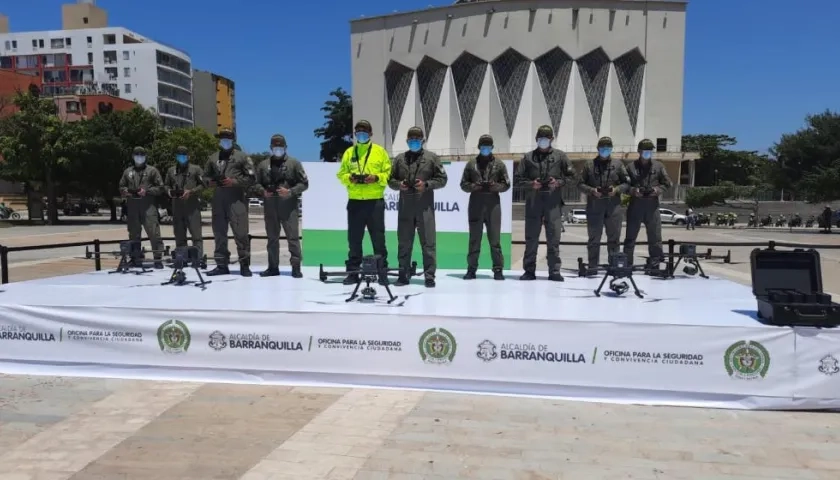 La entrega de los drones en la Plaza de la Paz. 