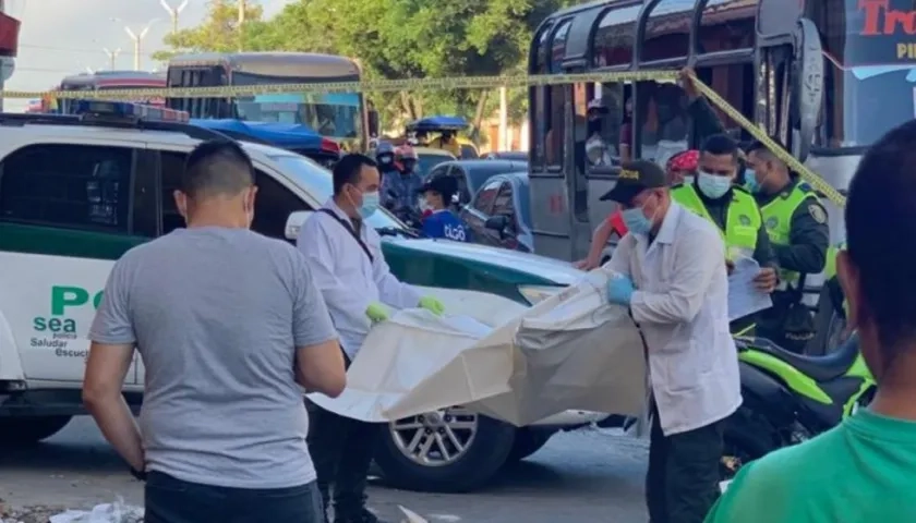 La Sijin realizando la inspección del cadáver. 