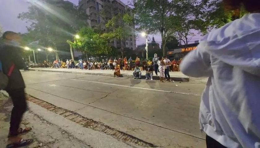 Personas aglomeradas en la calle 76 con carrera 51. 