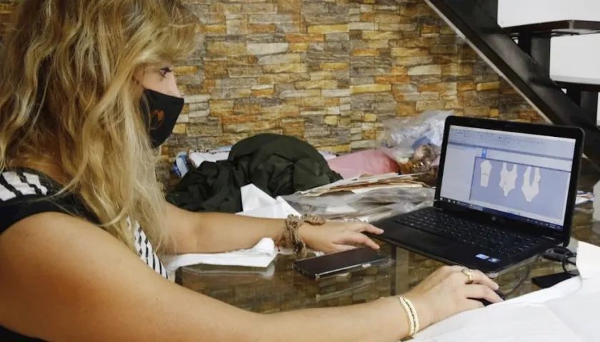 Empresaria usa el comercio electrónico para sus productos.