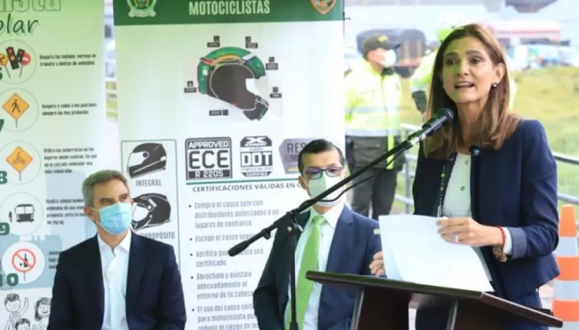 El ministro de Ambiente, Carlos Correa; el supertransporte, y la ministra Ángela María Orozco.