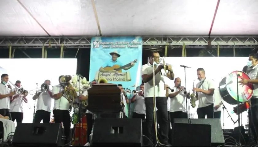 El féretro en el centro de la tarima y la banda El Sindicato interpretando canciones de 'Poncho' Molina.