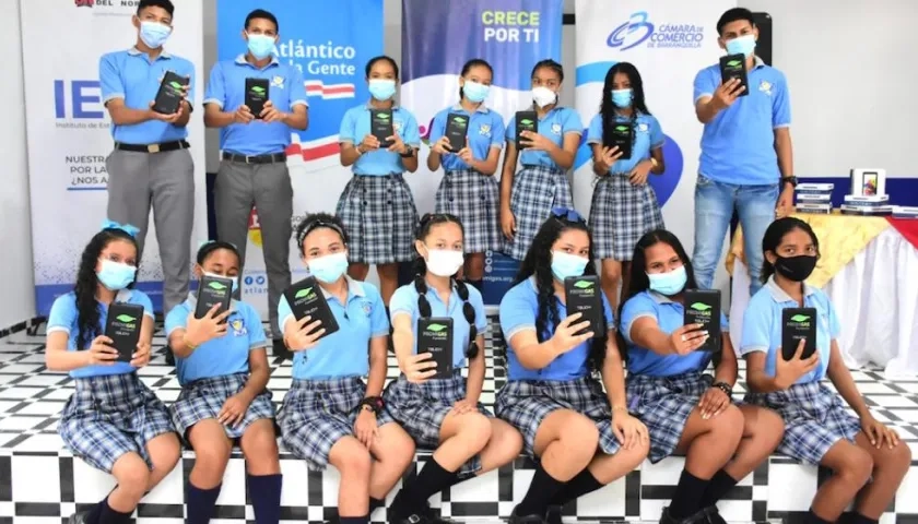 Un grupo de jóvenes beneficiados con la entrega de las tabletas electrónicas.
