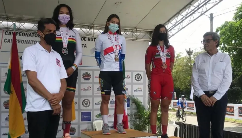 Lina Marcela Hernández en el primer lugar del podio. 