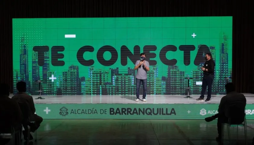 El alcalde Jaime Pumarejo Heins, en compañía del gerente distrital TIC, Jaime Criales.