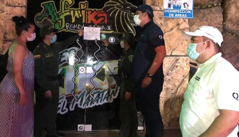 Las autoridades durante la diligencia de cierre.