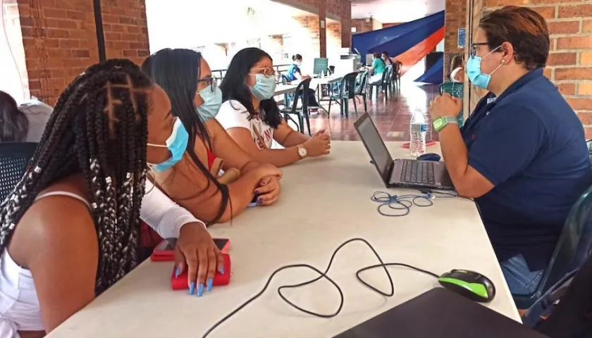 Las ferias permiten a los jóvenes solucionar sus dudas para acceder a la educación superior.