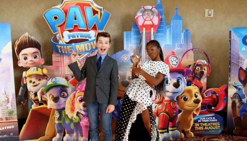 Iain Armitage (izq.) y Marsai Martin prestan sus voces a Chase y Liberty, respectivamente.