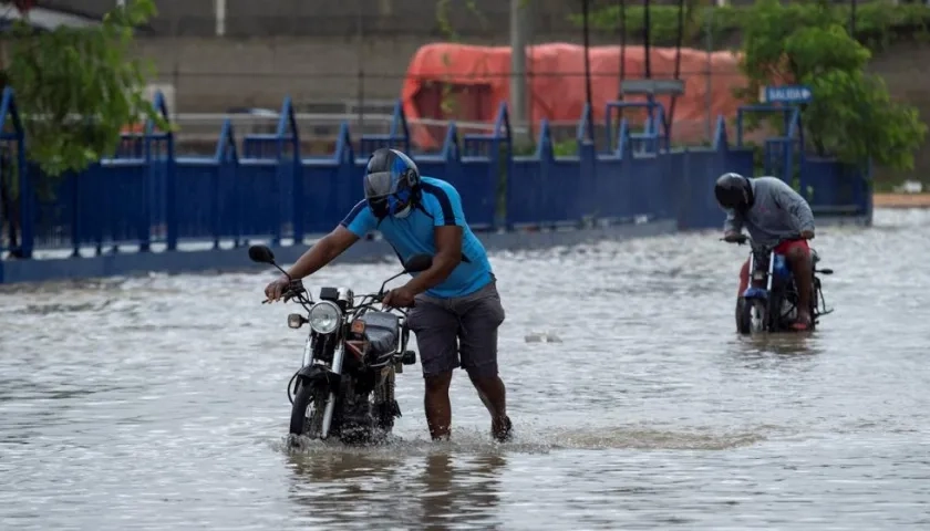 Una calle inundada hoy, en Santo Domingo.