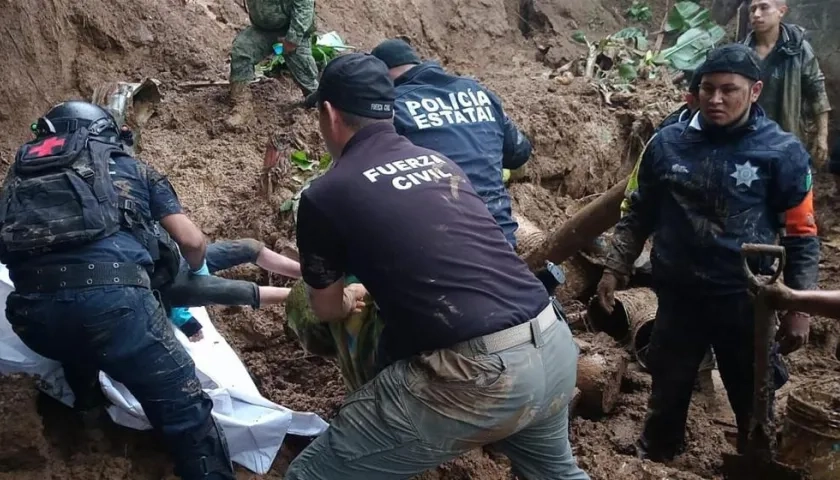 Las autoridades de Xapala recuperan a los atrapados.