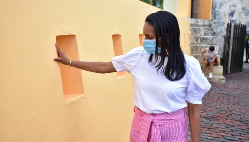 La ministra de Cultura, Angélica Mayolo, en el Fuerte de San Sebastián del Pastelillo.