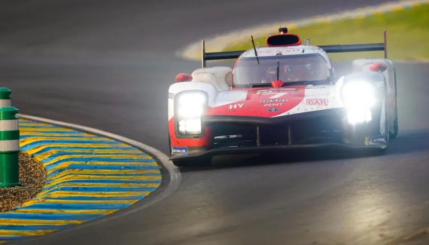 Los carros de Toyota se llevaron el triunfo en la carrera. 