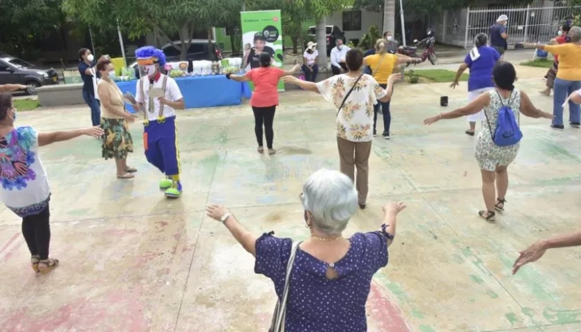 Imagen de actividades con los adultos mayores.