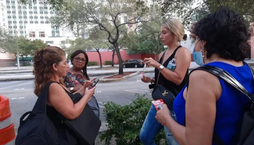 El colectivo de colombianos Zona 33, derecha, apoyó a la madre de Miguel Ángel Roldán, en su búsqueda.