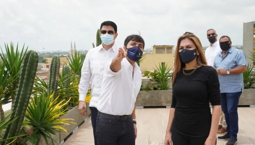 El alcalde de Barranquilla, Jaime Pumarejo, le enseña la ciudad a la alcaldesa de Santo Domingo, Carolina Mejía. 