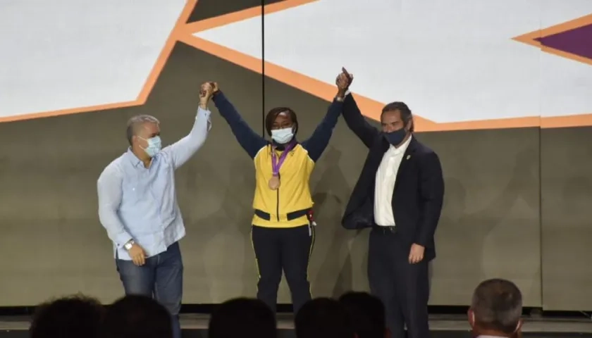 El Presidente Iván Duque y el presidente de Panam Sport, Neven Illic, le entregaron la medalla a Ubaldina Valoyes. 