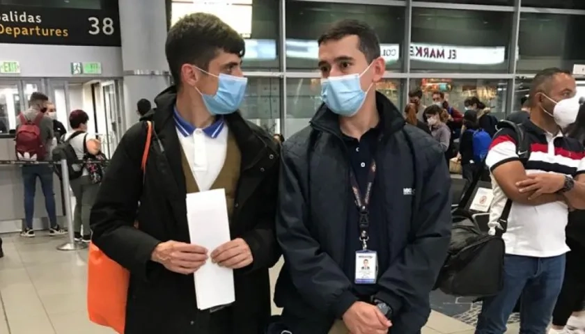 Silvio Ginanneshi, ciudadano italiano expulsado de Colombia. Lo acompaña un oficial de Migración.