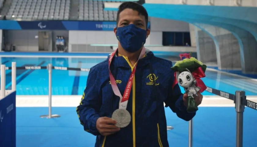 Nelson Crispín con su medalla de plata. 