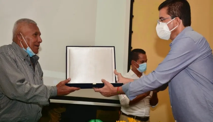 El exfutbolista Arturo Segovia recibe una condecoración del alcalde de Soledad, Rodolfo Ucrós.