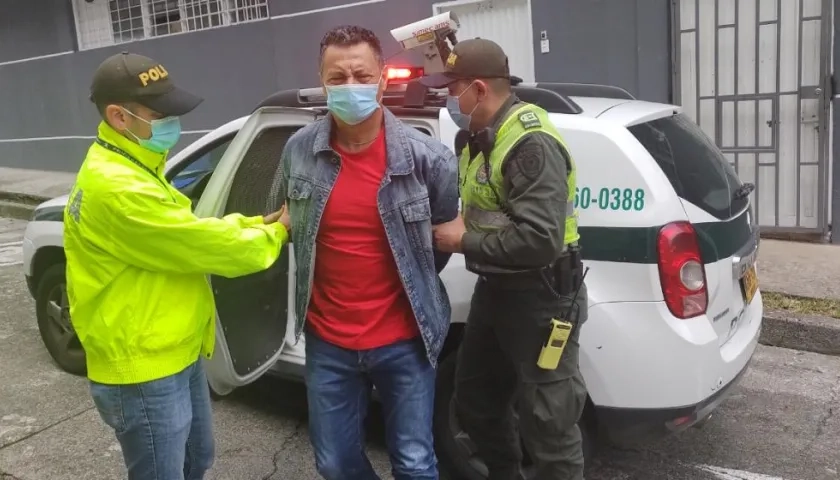 Néstor Tarazona Enciso, custodiado por policías.