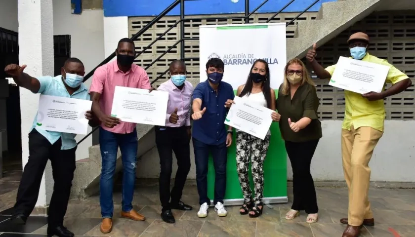 Cinco docentes recibieron este miércoles su beca de maestría de manos del alcalde de Barranquilla, Jaime Pumarejo.
