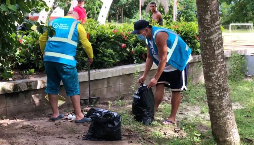 Limpieza de los parques por parte de los infractores.