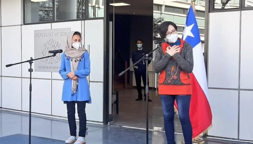 La ciudadana afgana Zainab Momeny y su hermana Zahra Habibi, en Chile.