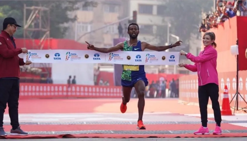A Derara Hurisa lo descalificaron por sus zapatos en la maratón de Viena.