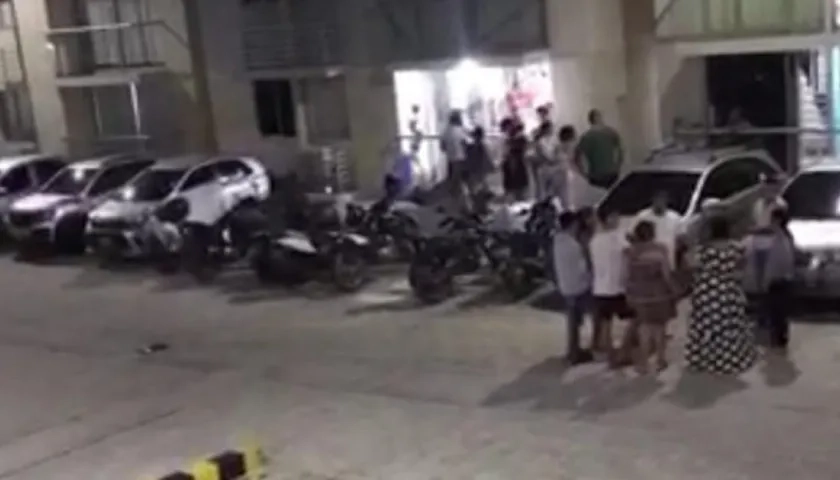 Habitantes del conjunto residencial tras el atraco.